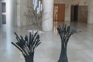 נאסף תשרי, 2004, אבן, צינורות פלסטיק, חבל, גובה 1.10 מ'