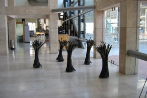 נאסף תשרי, 2004, אבן, צינורות פלסטיק, חבל, גובה 1.10 מ'